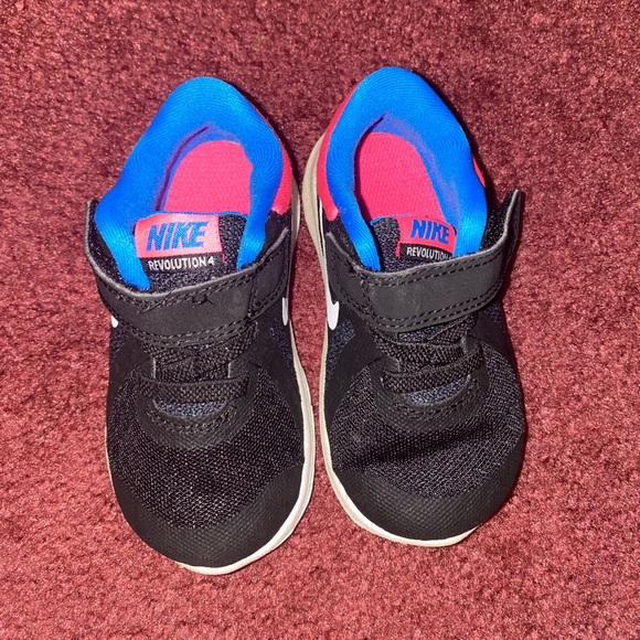 Girls Nikes - Picture 1 of 2